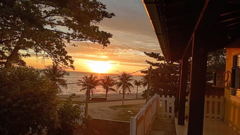 Casa 4 quartos, 2 suítes, piscina e acessibilidade - Frente para a lagoa House in São Pedro da Aldeia