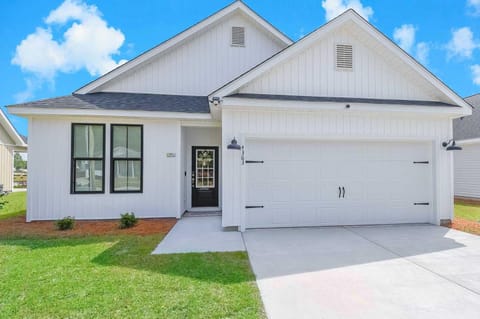 New Tucked Away Quiet Beach Haven House in Little River