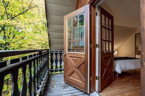 Chalet Mont Cascades w/ Spa & Fibre Optic Internet Chalet in Gatineau