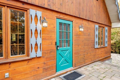 Chalet Mont Cascades w/ Spa & Fibre Optic Internet Chalet in Gatineau