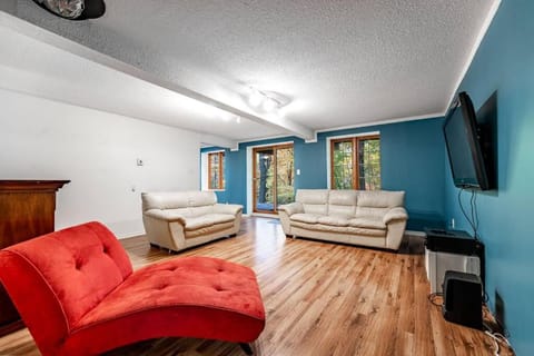 Chalet Mont Cascades w/ Spa & Fibre Optic Internet Chalet in Gatineau
