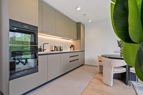 Coffee/tea facilities, Dining area, oven, stove, toaster, kitchen