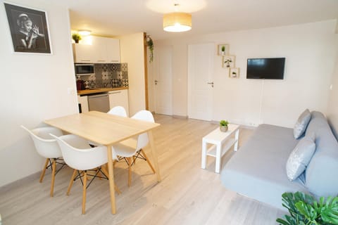 TV and multimedia, Kitchen or kitchenette, Living room, Dining area