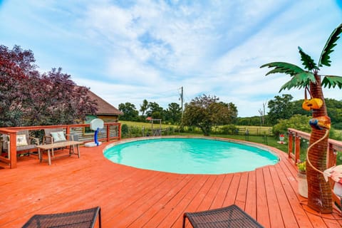 Spacious Ozarks Family Home - Private Pool and Grill House in Ozark Mountains