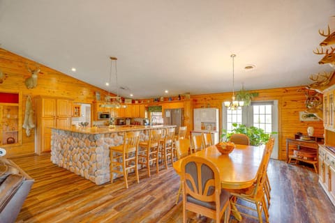 Spacious Ozarks Family Home - Private Pool and Grill House in Ozark Mountains