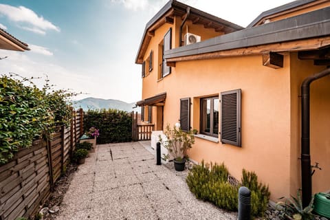 Property building, Garden, Balcony/Terrace, Garden view