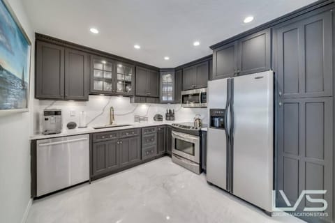 Floridita 5Bed 4Bath FTL Paradise with Tiki Hut Heated Pool House in Fort Lauderdale