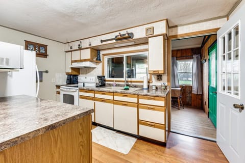 Charming Spirit Lake Home - 6 Mi to Arnolds Park! House in Spirit Lake