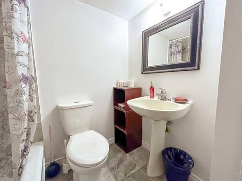 Spacious 5BR home. Close to everything! Apartment in Gatineau