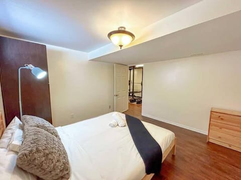 Spacious 5BR home. Close to everything! Apartment in Gatineau