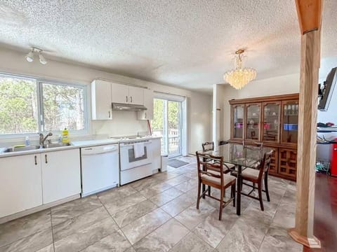 Spacious 5BR home. Close to everything! Apartment in Gatineau