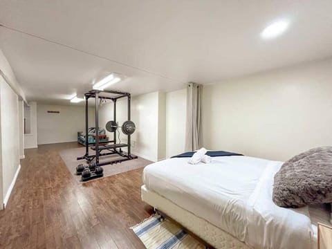 Spacious 5BR home. Close to everything! Apartment in Gatineau