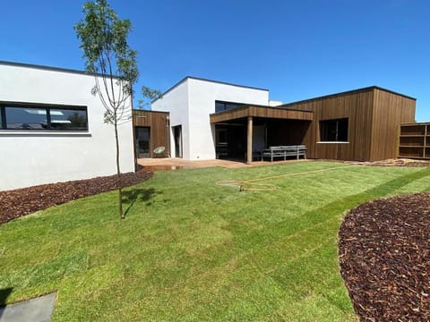 Villa avec piscine couverte et proche de la mer House in Brittany