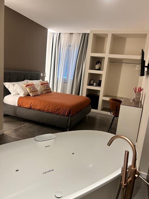 Bed, Photo of the whole room, Bedroom, Bath