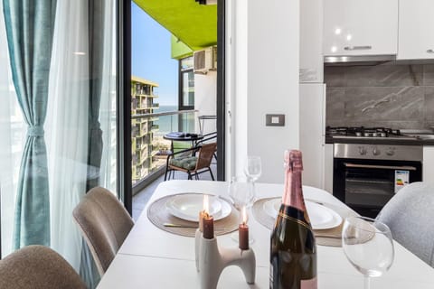 Kitchen or kitchenette, Dining area, Sea view