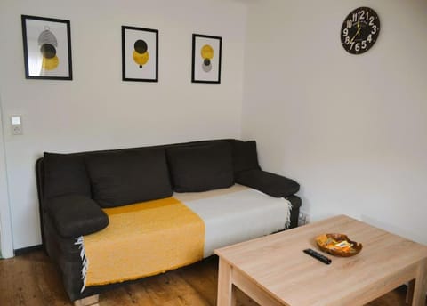 Bed, Living room, Photo of the whole room, Seating area