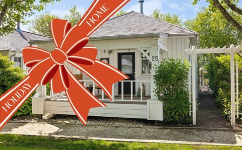 A Swell Cottage by Seabrook Hospitality House in Seabrook