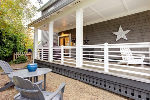 Beaches-N-Cream: Dog Friendly and Private Hot Tub House in Seabrook