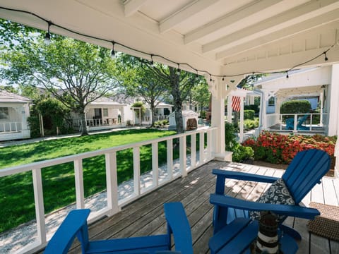 Periwinkle Cottage by Seabrook Hospitality House in Seabrook