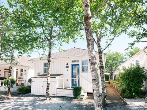 Periwinkle Cottage by Seabrook Hospitality House in Seabrook