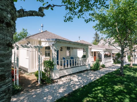 Periwinkle Cottage by Seabrook Hospitality House in Seabrook