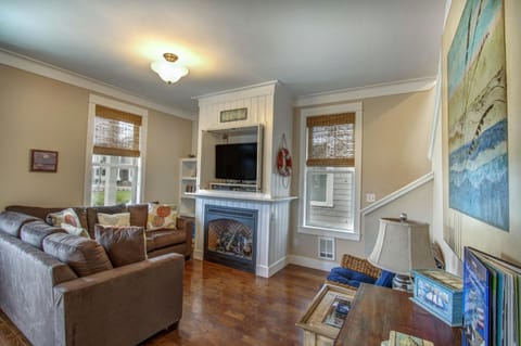 Communal lounge/ TV room, TV and multimedia, Living room, Seating area, Evening entertainment