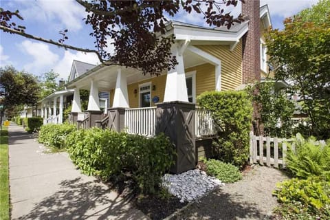 The Mermaids Beach Retreat by Seabrook Hospitality House in Seabrook