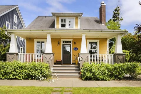 The Mermaids Beach Retreat by Seabrook Hospitality House in Seabrook