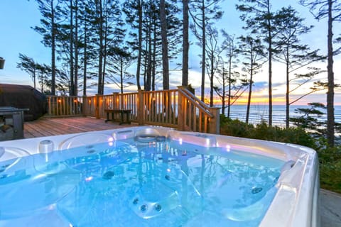 Patio, Natural landscape, Hot Tub, View (from property/room), Balcony/Terrace, Seating area, Sunrise
