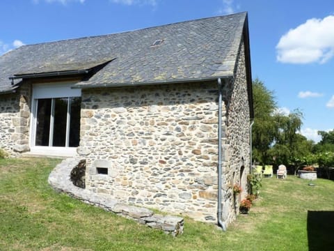 Gîte de France à Sarroux - St Julien 3 épis - Gîte de France 8 personnes MAE-0134 Apartment in Auvergne-Rhône-Alpes