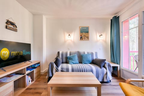 Bed, Living room, fireplace