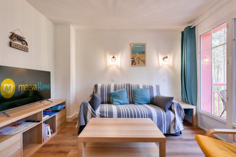 Bed, Living room, fireplace