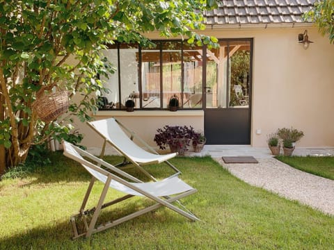 Property building, Spring, Day, Garden, Garden view, sunbed