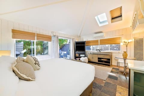 Secluded Windansea Beach Cottage Bed and Breakfast in La Jolla