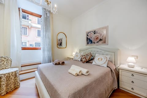 Bed, View (from property/room), View (from property/room), Photo of the whole room, Bedroom, Guests, Guests, City view, Street view, heating, heating, internet, internet, towels