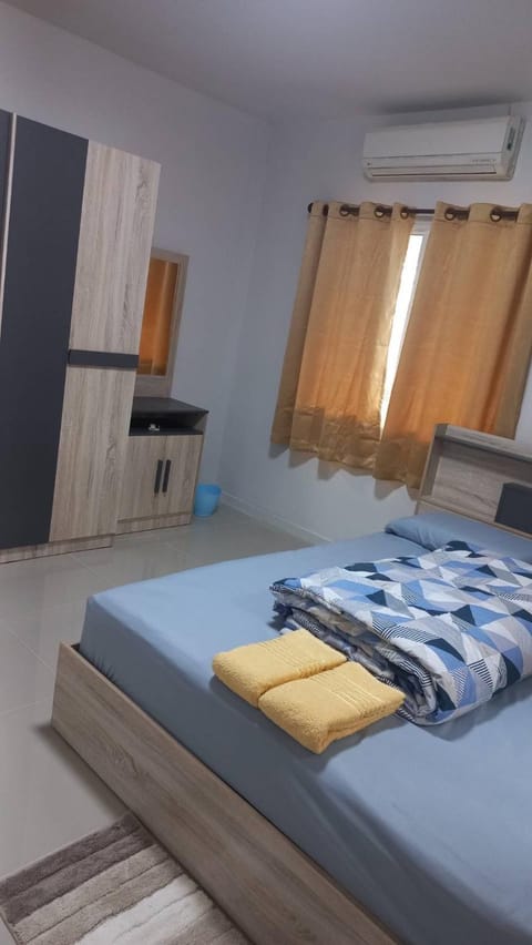 Photo of the whole room, Bedroom, towels, wardrobe, air conditioner