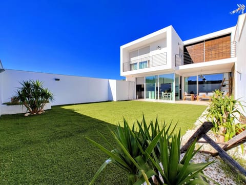 Property building, Patio, Day, Garden, Garden view, Inner courtyard view
