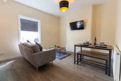 TV and multimedia, Living room, Seating area, Dining area