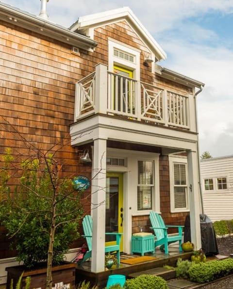 Property building, Patio, Balcony/Terrace