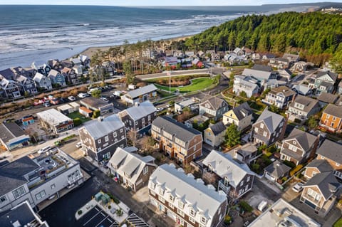 Neighbourhood, Natural landscape, Beach