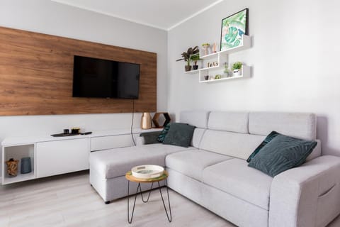 Communal lounge/ TV room, TV and multimedia, Living room, Seating area, Evening entertainment