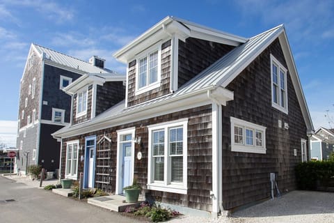 Whispering Sands by Seabrook Hospitality House in Seabrook