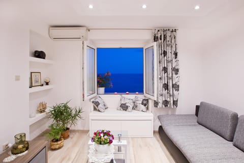 Living room, Seating area, air conditioner