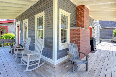 Property building, Day, Balcony/Terrace