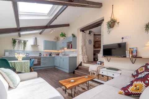 TV and multimedia, Kitchen or kitchenette, Living room, Seating area