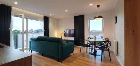 TV and multimedia, Living room, Seating area, Dining area