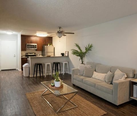 Kitchen or kitchenette, Living room, Seating area, Dining area, minibar, oven, stove