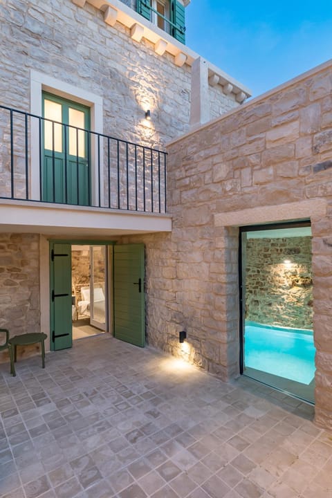 Property building, Swimming pool, sunbed