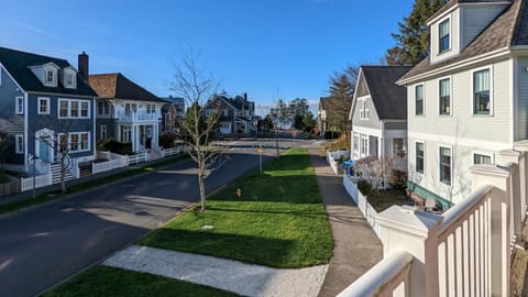 Day, Neighbourhood, Location