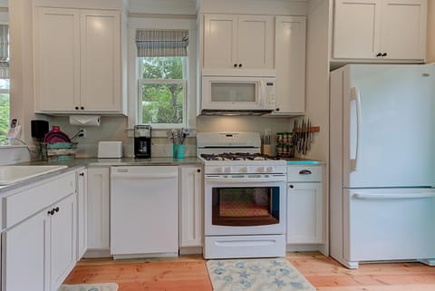 Coffee/tea facilities, Kitchen or kitchenette, dishwasher, oven, stove, toaster